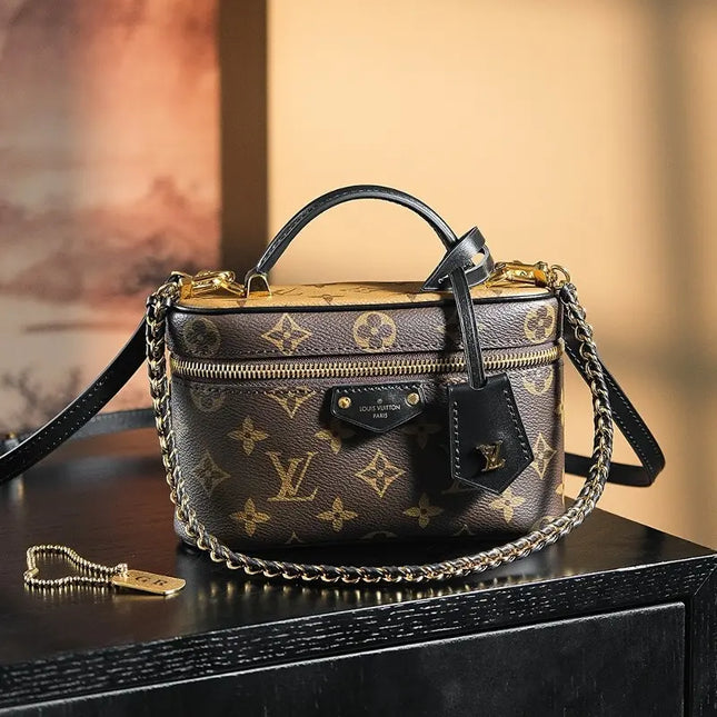 LV 베니티 체인 파우치 M47125